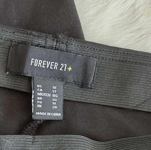 Forever 21 plus size black skinny pants 1X - Picture 2 of 4